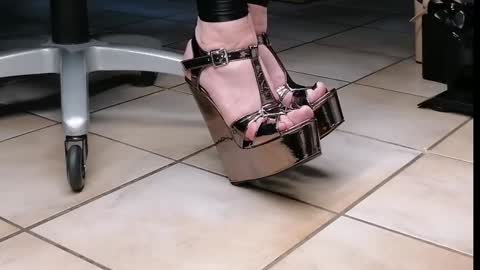 Snapshot of teninchheels chatting on 12.28.24 teninchheels online show from 12.28.24