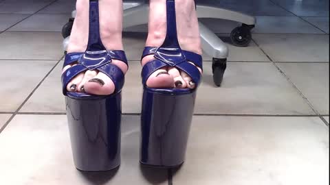 Snapshot of teninchheels chatting on 01.19.25 teninchheels online show from 01.19.25