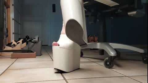 Snapshot of teninchheels chatting on 09.08.25 teninchheels online show from 09.08.25