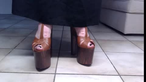 Snapshot of teninchheels chatting on 09.15.25 teninchheels online show from 09.15.25