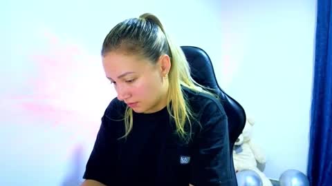 Snapshot of tessawhisnton chatting on 11.13.25 Tessy online show from 11.13.25