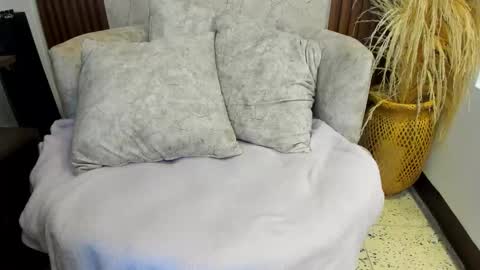 Snapshot of thais_kim chatting on 11.01.25 Sweet Thais online show from 11.01.25