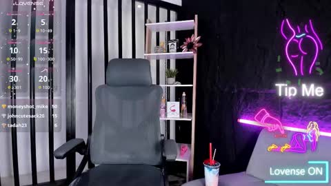 Snapshot of thaliabrooks_ chatting on 09.10.25 Thalia online show from 09.10.25