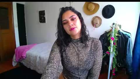 Snapshot of thaliacooper chatting on 01.12.25 online show from 01.12.25