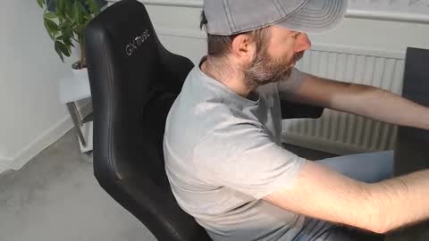 Snapshot of the_sensual_masturwait chatting on 10.20.25 the_sensual_masturwait online show from 10.20.25