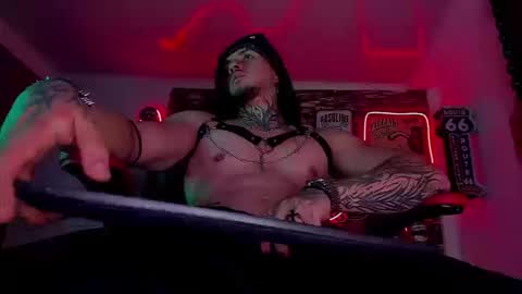 Snapshot of thebeastmaster_ chatting on 09.08.25 the beast master online show from 09.08.25