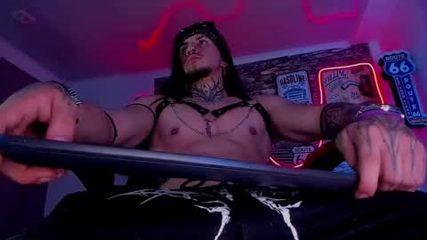 Snapshot of thebeastmaster_ chatting on 09.11.25 the beast master online show from 09.11.25