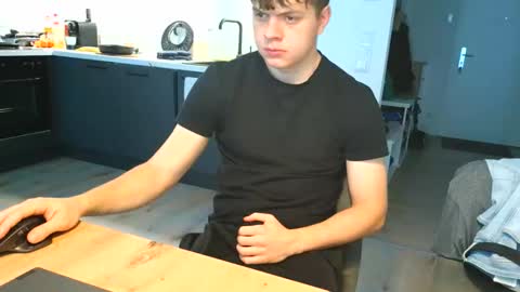 Snapshot of thecuteguy144949 chatting on 11.01.25 thecuteguy144949 online show from 11.01.25