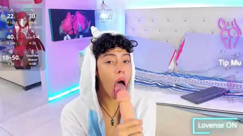 Snapshot of thedoll_ethan chatting on 10.08.25 ethan online show from 10.08.25