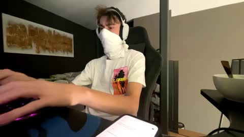 Snapshot of theothede19cm chatting on 10.22.25 theothede19cm online show from 10.22.25