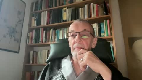 Snapshot of theowlandthe chatting on 12.25.24 theowlandthe online show from 12.25.24