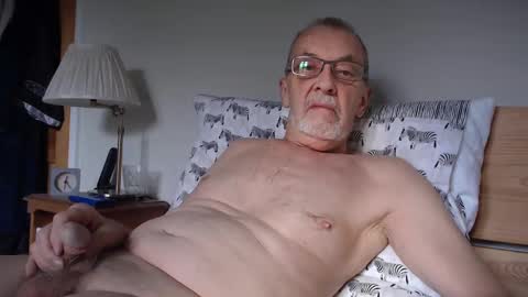 Snapshot of theowlandthe chatting on 02.25.25 theowlandthe online show from 02.25.25