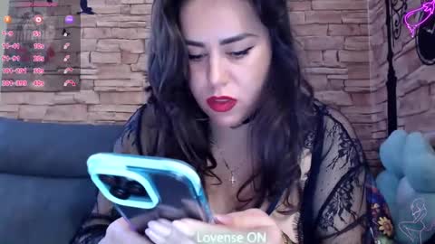 Snapshot of therosepetal chatting on 01.27.25 therosepetal online show from 01.27.25