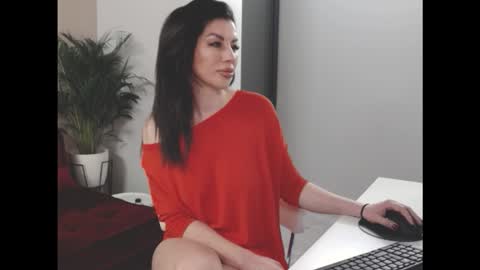 Snapshot of thevelvetcatwalk chatting on 02.18.26 Hi Im Belle Welcome to my room online show from 02.18.26