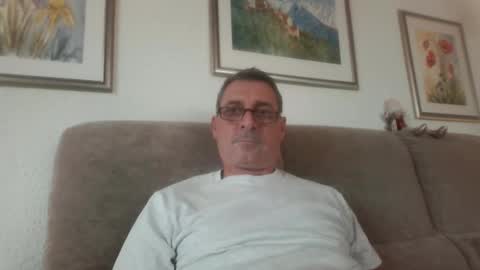 Snapshot of thhe13 chatting on 01.01.25 thhe13 online show from 01.01.25