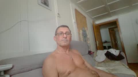 Snapshot of thhe13 chatting on 01.05.25 thhe13 online show from 01.05.25