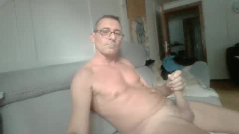 Snapshot of thhe13 chatting on 02.07.25 thhe13 online show from 02.07.25