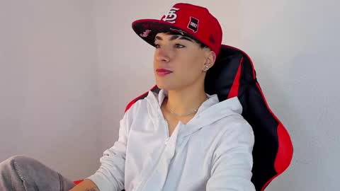 Snapshot of thiago_dv chatting on 11.20.25 Thiago online show from 11.20.25