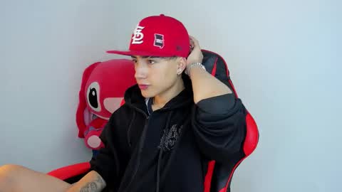 Snapshot of thiago_dv chatting on 11.24.25 Thiago online show from 11.24.25