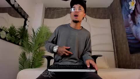 ThiagoFerreti online show from 10.13.25