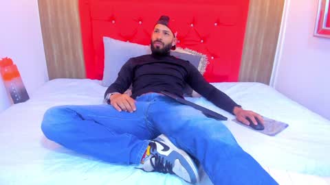 Snapshot of thiagomez17 chatting on 01.24.25 Thia Gomez online show from 01.24.25