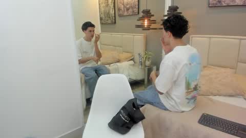 Snapshot of thom_ames chatting on 06.03.26 Thom online show from 06.03.26