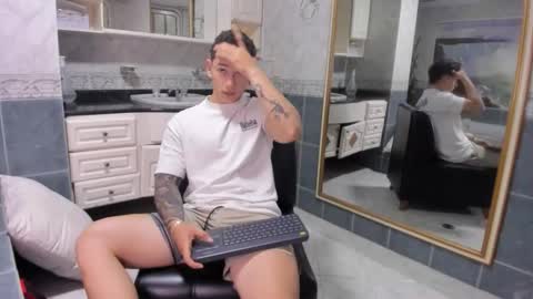 Snapshot of thomas_moon_ chatting on 09.19.25 Thomas online show from 09.19.25