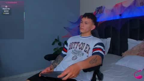 Snapshot of thomas_moon_ chatting on 10.20.25 Thomas online show from 10.20.25