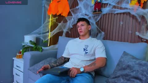 Snapshot of thomas_moon_ chatting on 10.29.25 Thomas online show from 10.29.25