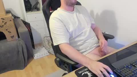 Snapshot of thommy2008 chatting on 10.08.25 thommy2008 online show from 10.08.25