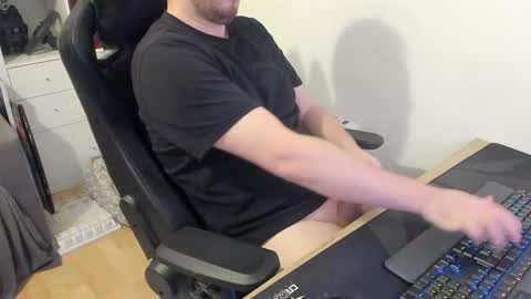 Snapshot of thommy2008 chatting on 11.12.25 thommy2008 online show from 11.12.25