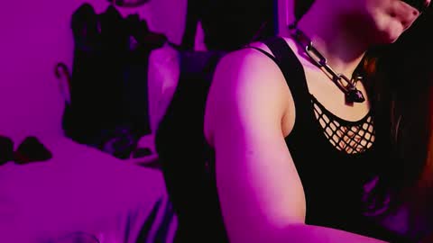 Snapshot of thornedrosets chatting on 12.14.25 Mar online show from 12.14.25