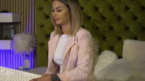 Snapshot of tiffanymaze chatting on 09.16.25 Ilaria online show from 09.16.25