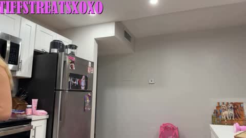 Tiffstreatsxoxo online show from 03.04.26