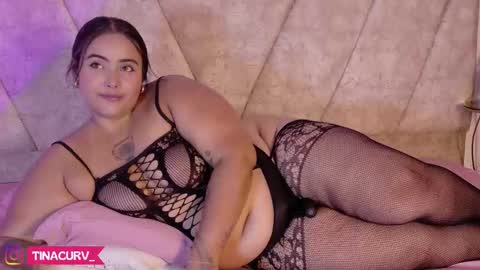 Snapshot of tinacurv chatting on 11.10.25 tinacurv online show from 11.10.25