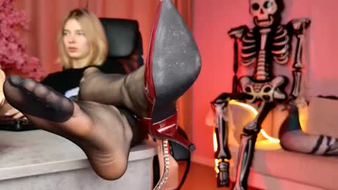 Tina Davil online show from 10.21.25