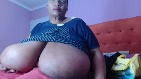 Snapshot of tinagiant chatting on 07.16.26 tinagiant online show from 07.16.26