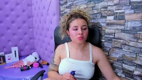 Snapshot of tiny_love_ chatting on 12.21.24 tiny online show from 12.21.24