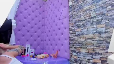 Snapshot of tiny_love_ chatting on 01.14.25 tiny online show from 01.14.25