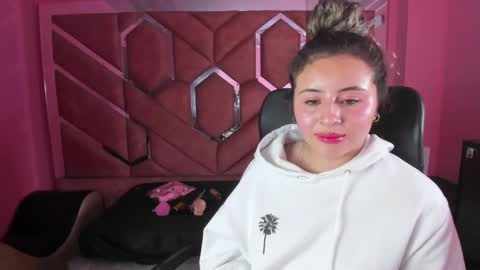 Snapshot of tiny_love_ chatting on 02.06.25 tiny online show from 02.06.25