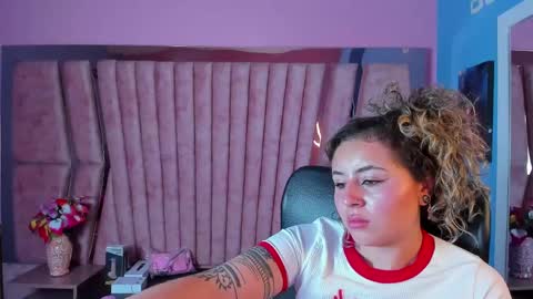 Snapshot of tiny_love_ chatting on 02.11.25 tiny online show from 02.11.25