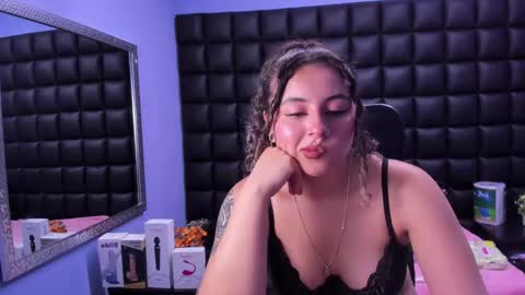 Snapshot of tiny_love_ chatting on 09.26.25 tiny online show from 09.26.25