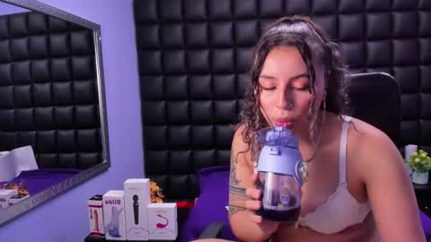 Snapshot of tiny_love_ chatting on 10.10.25 tiny online show from 10.10.25