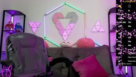 Snapshot of tiny_vixen_ chatting on 01.24.25 tiny_vixen_ online show from 01.24.25