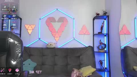 Snapshot of tiny_vixen_ chatting on 09.08.25 tiny_vixen_ online show from 09.08.25