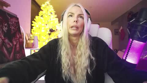 stage Kylie Sinner  brand CLITBAIT online show from 12.16.25