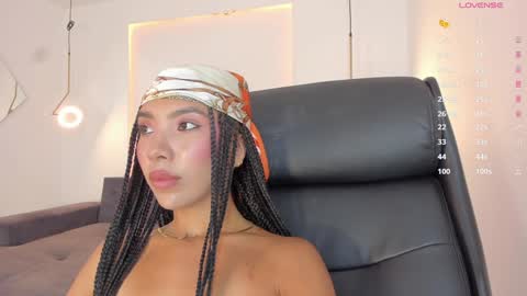 Snapshot of tinymoon_ chatting on 01.21.25 Luna online show from 01.21.25