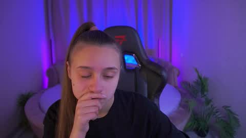 tinynataliee online show from 11.24.25