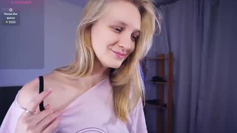 Snapshot of tobicovitt chatting on 11.01.25 Mary online show from 11.01.25