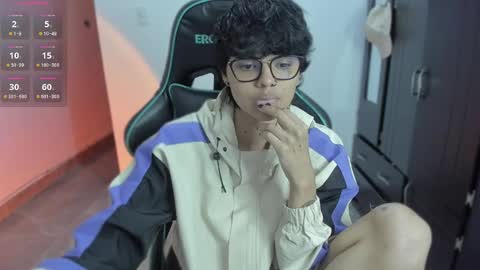 Snapshot of tokyo_uwu chatting on 12.29.24 sofi 3 online show from 12.29.24